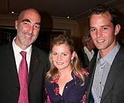 Helmuth Köcher, Präsident Gourmet's International (li.), mit dem (noch) Faschingsprinzenpaar der Narrhalla, Nadja II. und Otto II. (re.) (Foto: MartiN Schmitz)